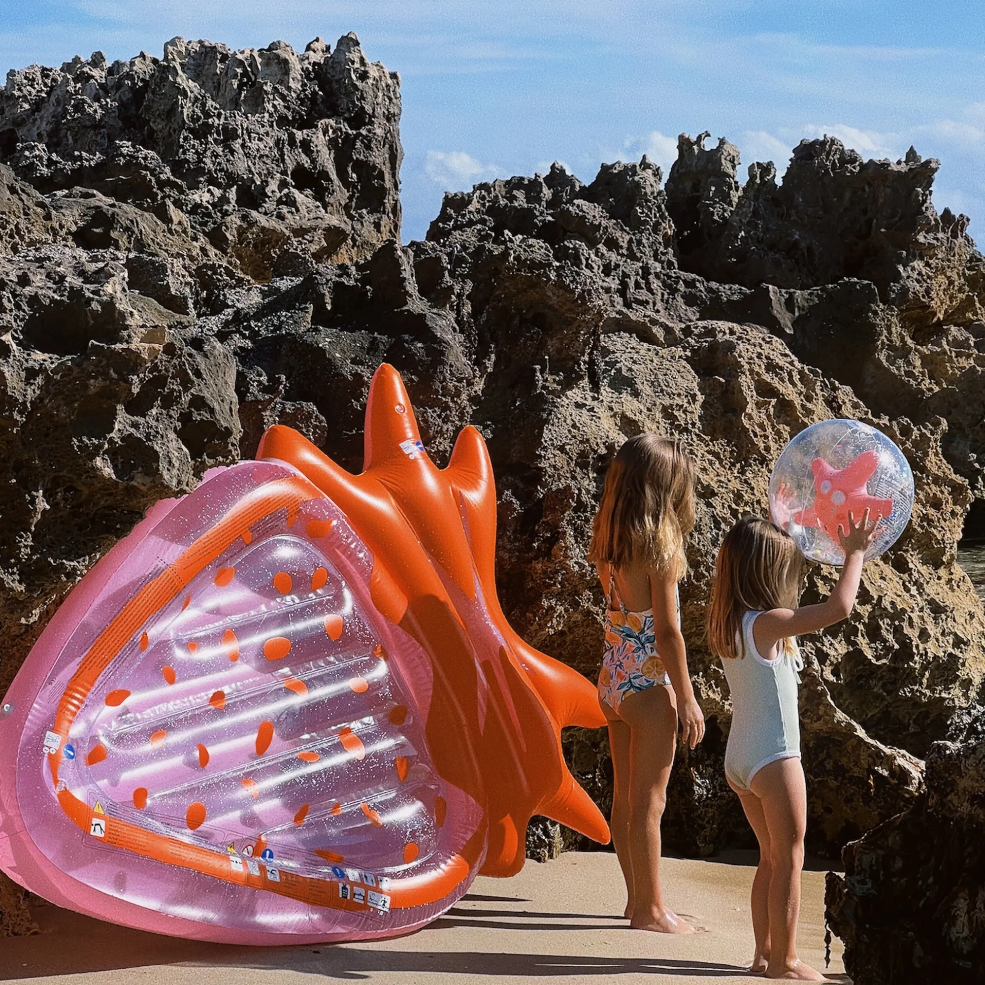 luxe_lie_on_float__strawb_2.webp Sunnylife Outlet | Beach>Luxe Lie On Float - Strawberry Pink Berry - 6+