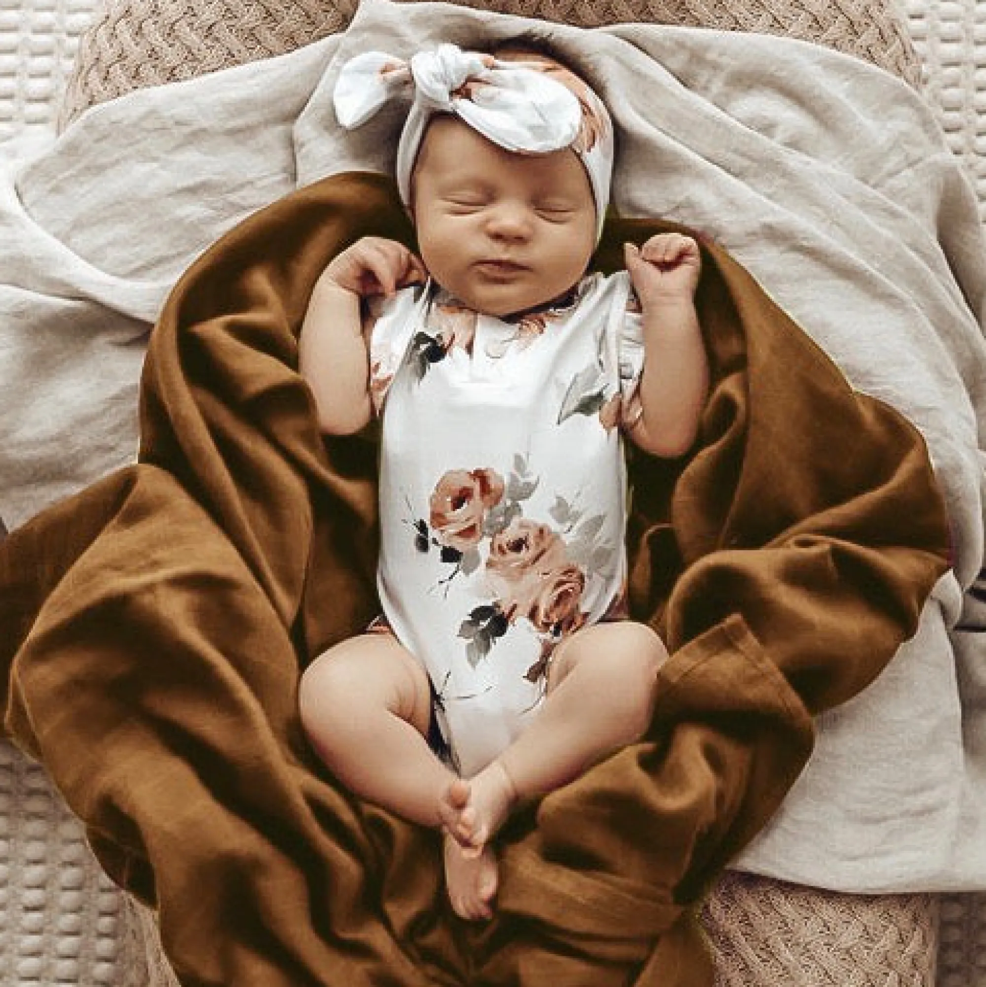 snuggle_hunny__rosebud_sh_1.webp Snuggle Hunny Outlet>- Rosebud Short Sleeve Bodysuit - Newborn 0000