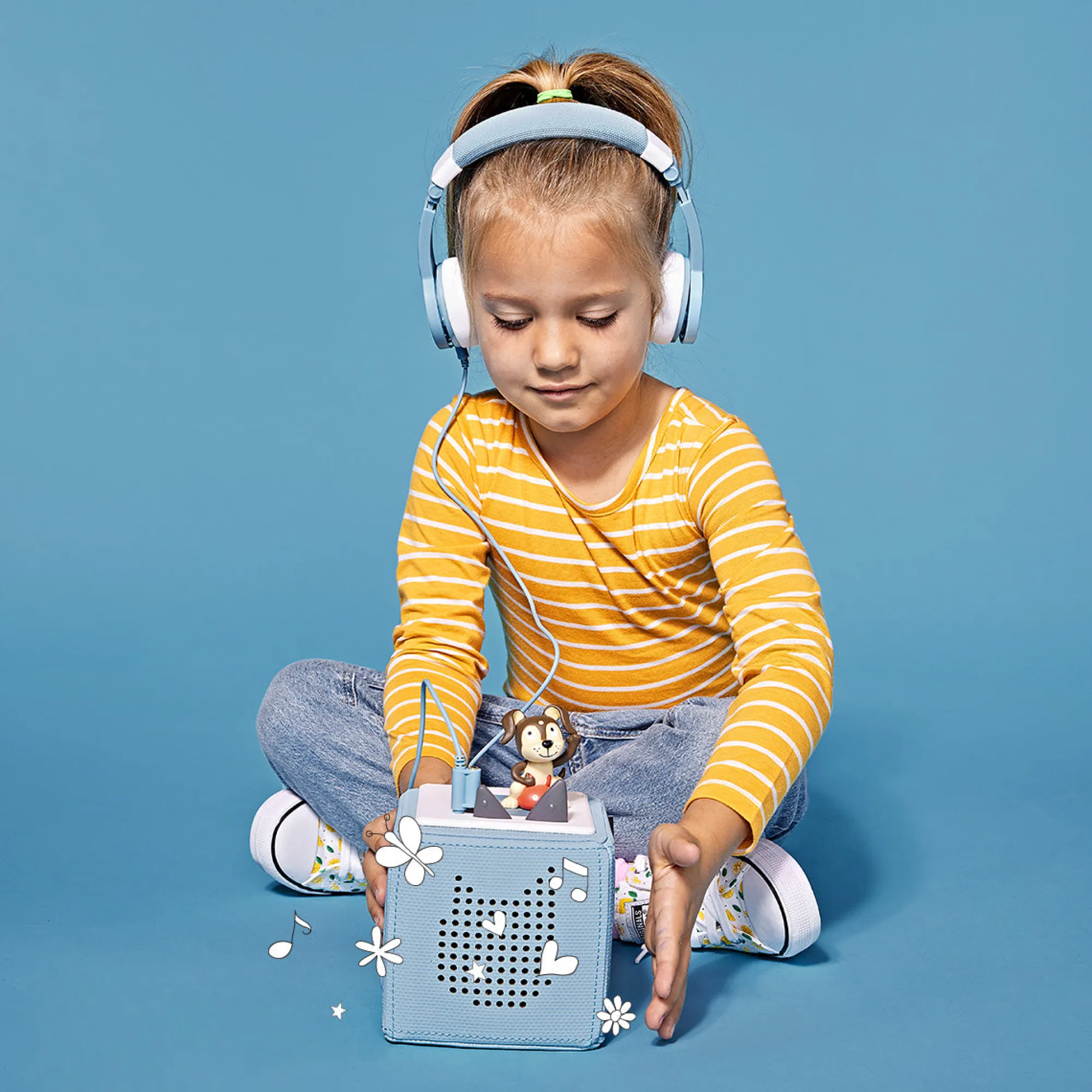 tonies_foldable_headphone_1-2.webp Tonies Travel>Foldable Headphones - Light Blue